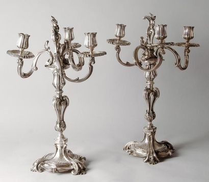 null Paire de candélabres à trois branches en bronze argenté de style Louis XV à...