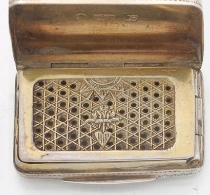 null Une vinaigrette en argent de forme rectangulaire, gravée sur le couvercle et...