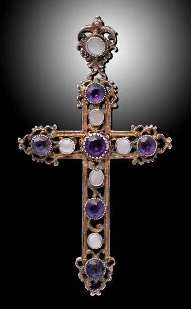 null Une croix en vermeil, sertie d'améthystes et de nacres, avec sa bélière articulée...