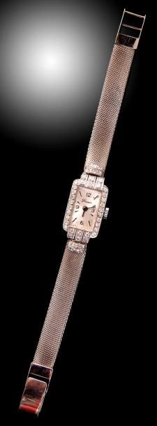 null Une montre de dame en or et platine, composée d'une boîte rectangulaire en platine...