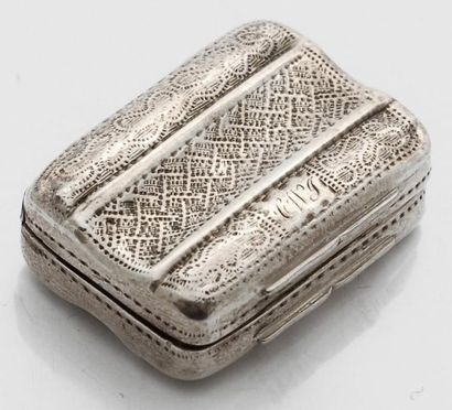 null Une vinaigrette en argent de forme rectangulaire, gravée de motifs géométriques,...