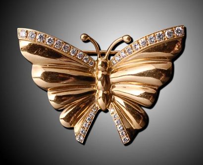 null Broche papillon en or jaune, les ailes soulignées de diamants. Signée G. Bilbault...
