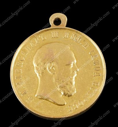 null * ALEXANDRE III, empereur de Russie (1845-1894).
Pièce en or ornée sur la face...
