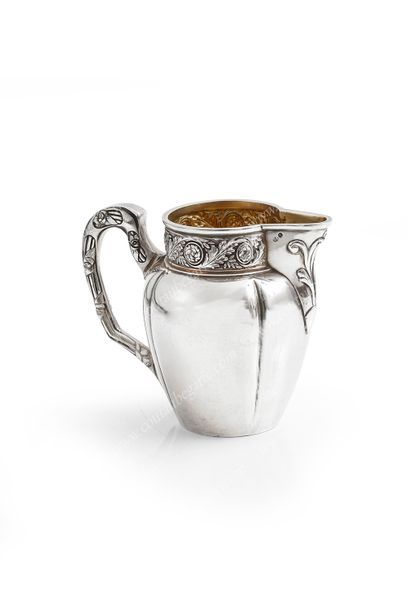 null POT À CRÈME EN ARGENT.
Par KOURLIOUKOFF, Moscou, 1908-1917.
De forme légèrement...