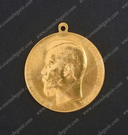 null * MÉDAILLE DE RÉCOMPENSE EN OR.
Offerte pour acte de bravoure, ornée sur une...