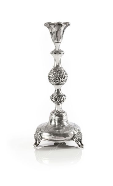 null BOUGEOIR EN ARGENT.
Par RIEDEL, Saint-Pétersbourg, 1891.
À décor repoussé de...