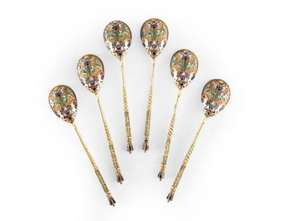 null ENSEMBLE
DE SIX CUILLÈRES À THÉ EN VERMEIL.
Par le 11ème ARTEL, Moscou, 1908-1917.
À...