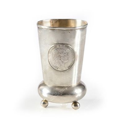 null TIMBALE COMMÉMORATIVE EN ARGENT.
Par SHANKS, Moscou, 1894.
De forme évasée vers...