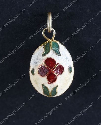 null OEUF MINIATURE PENDENTIF.
En vermeil, à décor d'une fleur émaillée rouge sur...