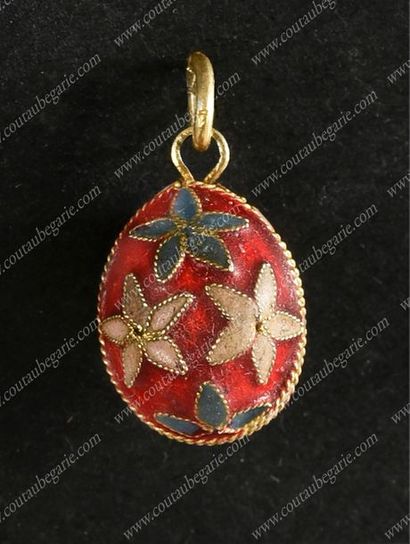 null OEUF MINIATURE PENDENTIF.
En vermeil, à décor de petites fleurs polychromes...