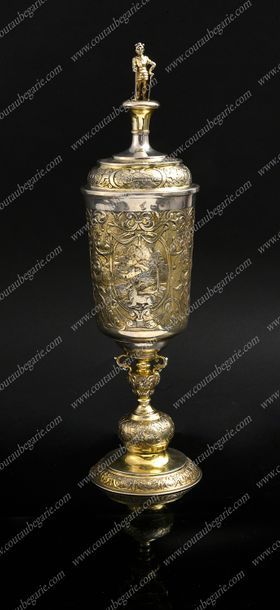 null POKAL COUVERT
OU COUPE COMMÉMORATIVE EN VERMEIL.
De forme cylindrique, à décor...