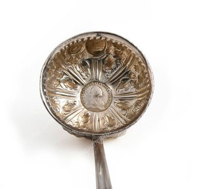 null PETITE LOUCHE EN ARGENT.
De forme ronde, à décor repoussé d'un motif floral,...