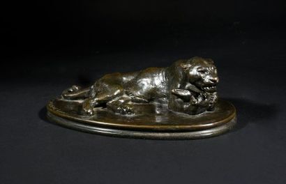 Antoine Louis BARYE (1796 - 1875) d'après Panthère dévorant sa proie.
Bronze à patine...