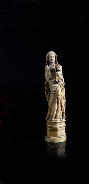 Vierge à l'enfant en ivoire sculpté en ronde...