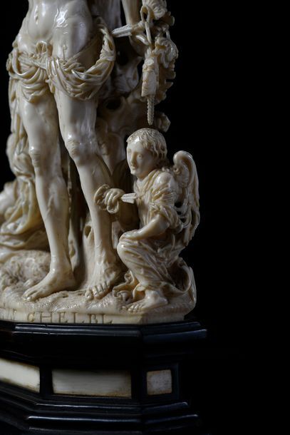 null Groupe en ivoire sculpté en ronde-bosse représentant saint Sébastien et saint...