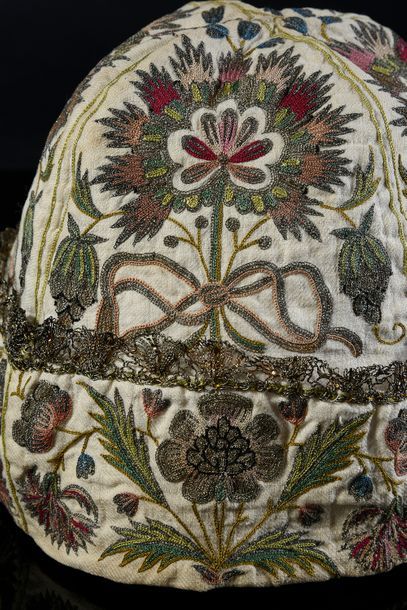 null Bonnet brodé d'homme d'intérieur aux fleurs des Inde, milieu du XVIIIe siècle,...