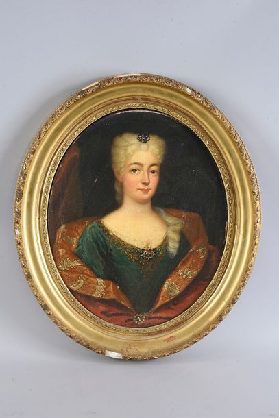 École FRANÇAISE vers 1700 Portrait de dame en buste dans un manteau brodé
Toile ovale
45...