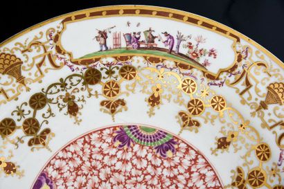 null Plat creux en porcelaine de Meissen du XVIIIe siècle
Circa 1725-30, marques...