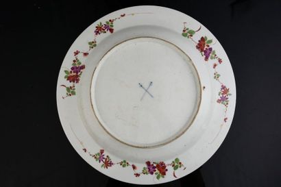null Plat creux en porcelaine de Meissen du XVIIIe siècle
Circa 1725-30, marques...