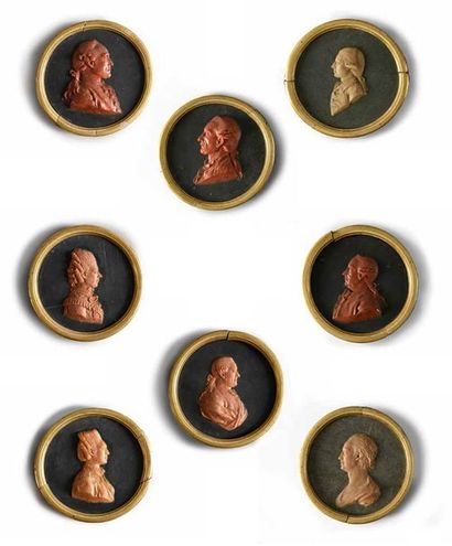 null Suite de 8 portraits profil en cire rouge et sépia appliquée sur fond d'ardoise....