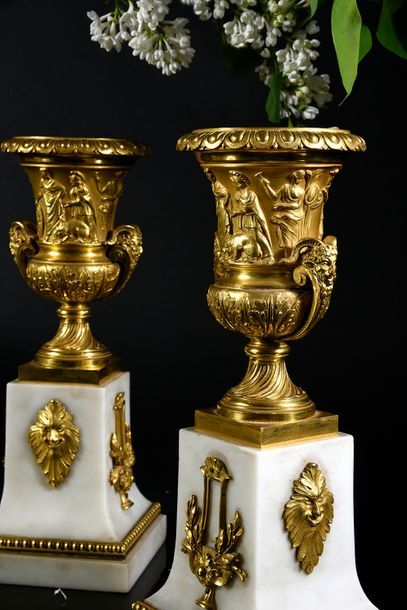 null Paire de vases en bronze ciselé et doré, sur un socle en marbre blanc à décor...