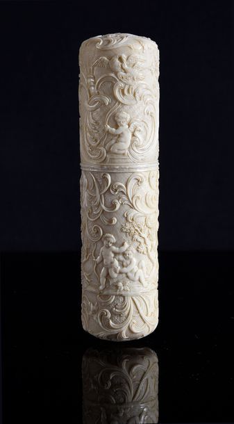 Etui à message en ivoire sculpté de forme...