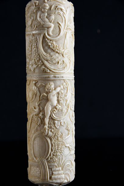 null Etui à message en ivoire sculpté de forme cylindrique aux extrémités arrondies,...