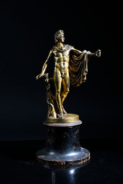 Apollon du belvédère en bronze doré reposant...