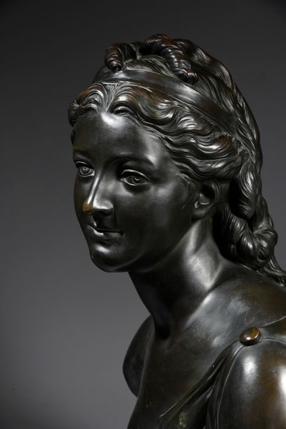 École FRANÇAISE du XVIIIe siècle Buste de jeune femme à l'antique.
Bronze à patine...