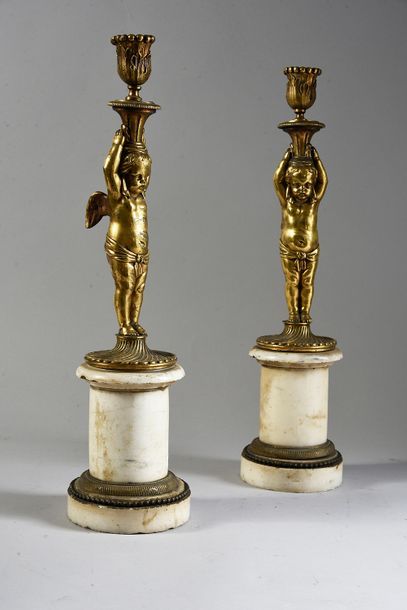 null Paire de bougeoirs en bronze doré et marbre blanc, le socle cylindrique à frise...