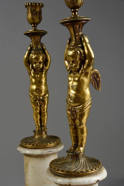 null Paire de bougeoirs en bronze doré et marbre blanc, le socle cylindrique à frise...