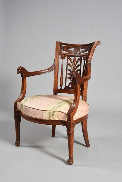 null Ensemble de quatre chaises et trois fauteuils en bois teinté acajou ajouré.
Pieds...