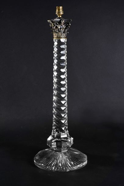 BACCARAT (Attribué à) Pied de lampe en cristal moulé pressé et taillé, la base ronde...