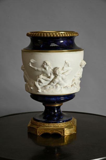 null Important vase en porcelaine, à décor gros bleu, la panse ornée du triomphe...