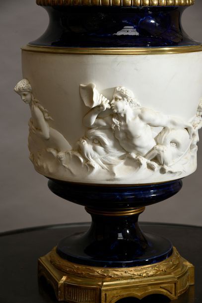 null Important vase en porcelaine, à décor gros bleu, la panse ornée du triomphe...