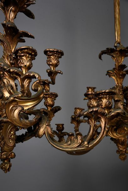  Paire de lustres en bronze doré à 12 lumières de style Rocaille. (Oxydation). Vers...