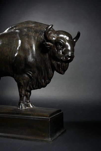 Albert KRAEMER (1889 - 1930) Grand bison d'Amérique.
Bronze à patine noire, signée...