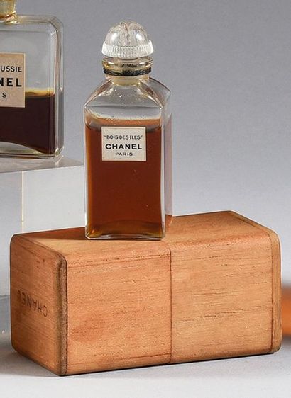 CHANEL «Bois des Iles» - (1931)
Présenté dans son coffret cubique en teck titré,...