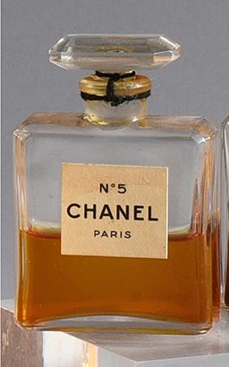 CHANEL «N°5» - (1921)
Flacon en verre incolore modèle «Carré Malévitch» avec son...