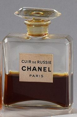 CHANEL «Cuir de Russie» - (années 1920)
Même modèle de flaconnage que celui du lot...