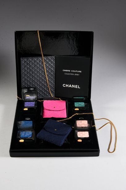 CHANEL «Ombre Couture» - (1988)
Coffret en carton gainé de papier brillant noir titré...