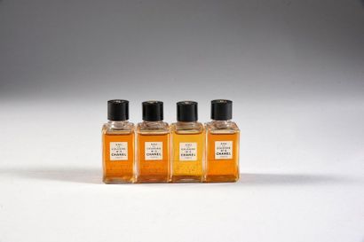 Chanel - (années 1950) Série de 4 flacons échantillons «eau de cologne N°5». (PdO)
h:...