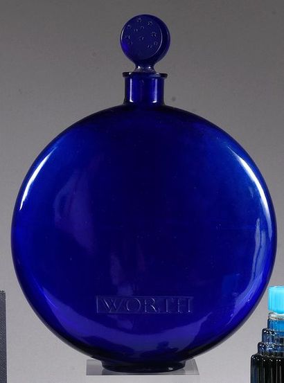 WORTH «Dans la Nuit» - (1924)
Important flacon en verre pressé moulé teinté bleu...