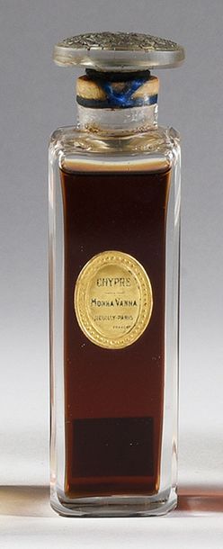 MONNA VANNA «Chypre» - (années 1910)
Flacon en cristal incolore pressé moulé de section...