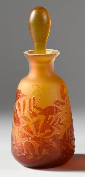 EMILE GALLÉ - (1842-1904) Flacon à eau de cologne en pâte de verre jaune doublé orange...