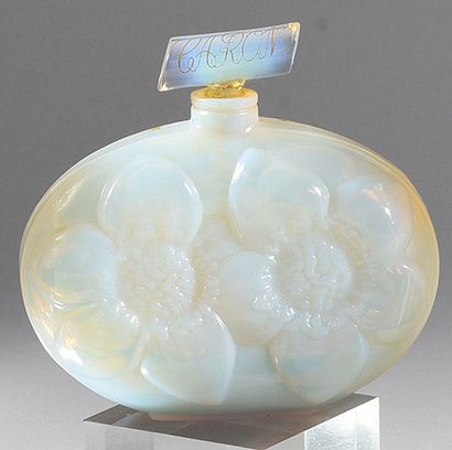 Caron «Voeu de Noël» - (1939)
Flacon en verre pressé moulé opalescent bleuté de section...