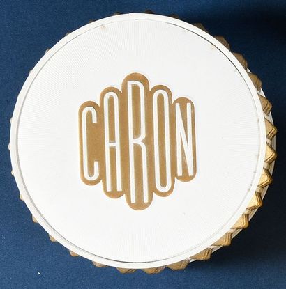 Caron «Mademoiselle Peau Fraiche» - (1939)
Boite de poudre cylindrique forme tambour...