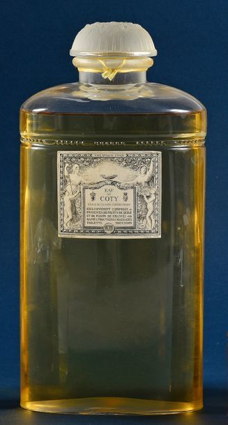 Coty «L'Eau de Coty» - (années 1920)
Imposant flacon en verre incolore pressé moulé...