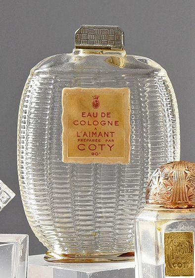 Coty «Eau de cologne L'Aimant» - (1927)
Curieux flacon en verre incolore pressé moulé...