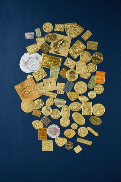 COTY - (années 1910-1930) Belle série de 66 étiquettes en papier gaufré doré à la...